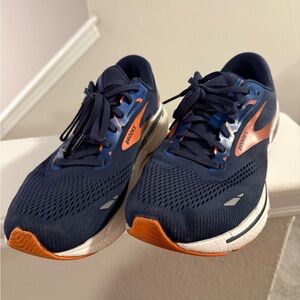 This is a pair of Men’s Brooks Adrenaline GTS 23 running shoes size 10.5